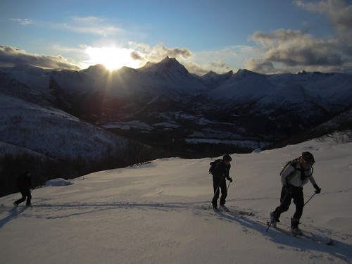 Skinning in front of Store Vengetind